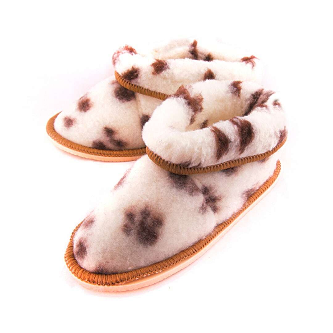 Тапочки из овечьей шерсти на войлочной подошве. Чуни шерстяные. Чуни из овчины домашние. Овечья шерсть,чуни. Чуни шерстяные.