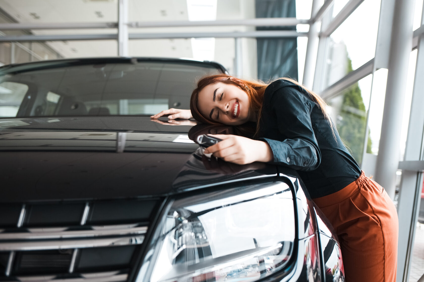 She will a new car. Машина в автокредит. Кар шоппинг. Держи машину. Человек держит машину.