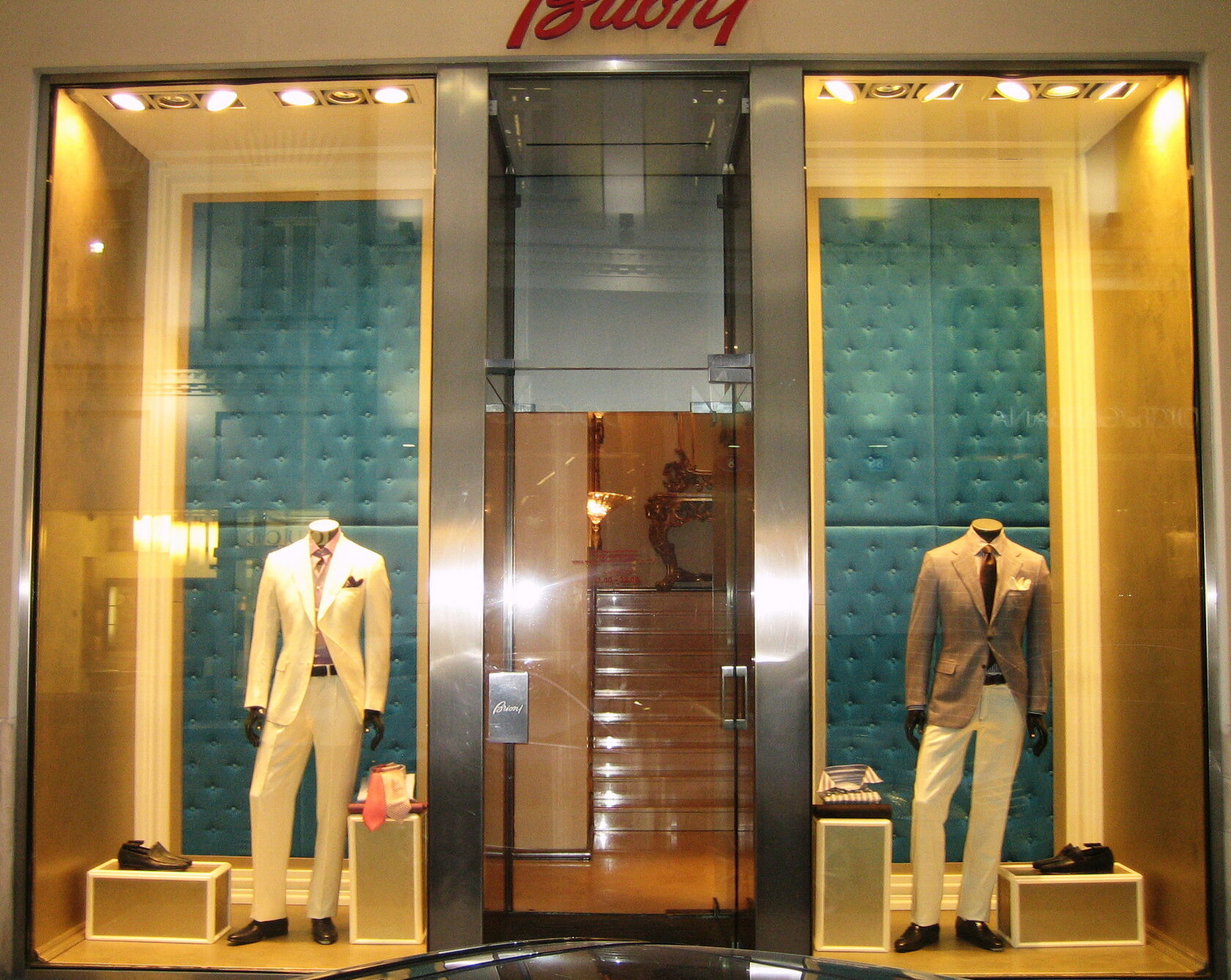 витрина магазина мужской одежды