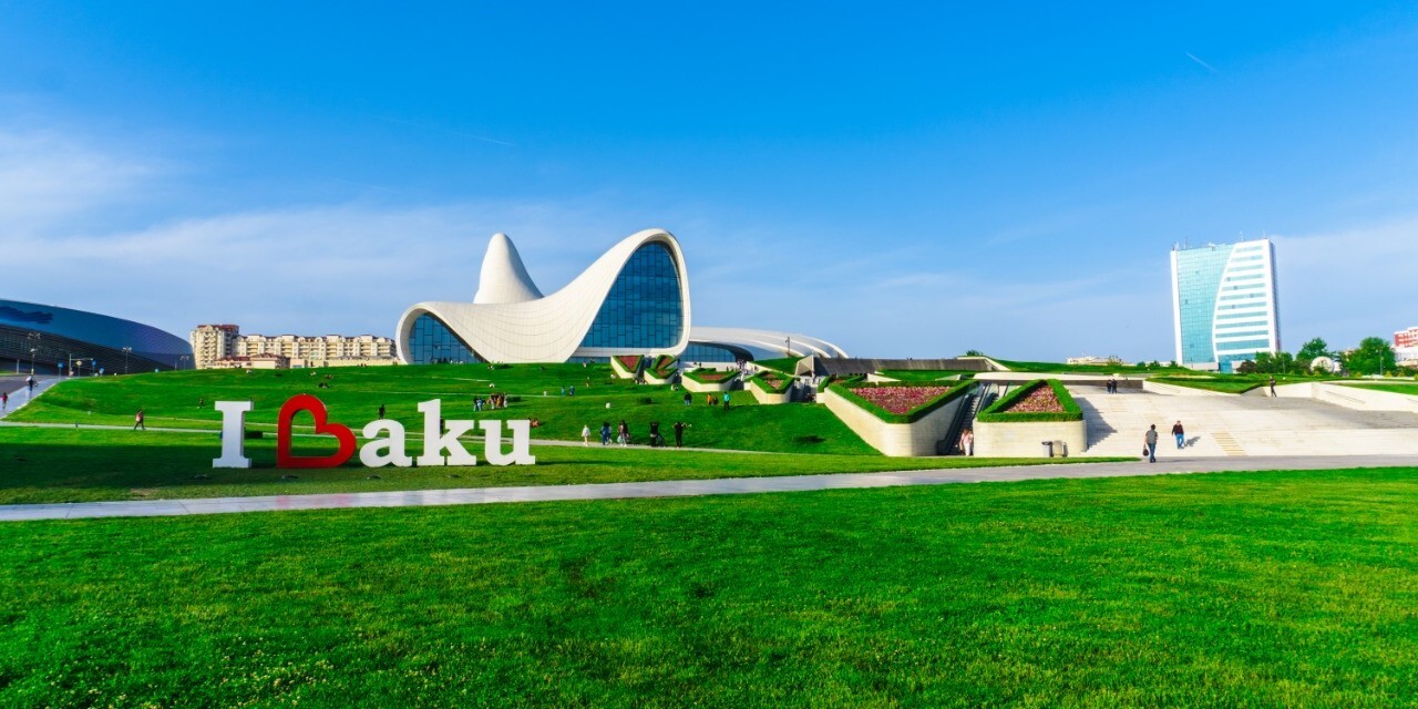 Центр Гейдара Алиева и надпись I Love Baku в парке столицы Азербайджана