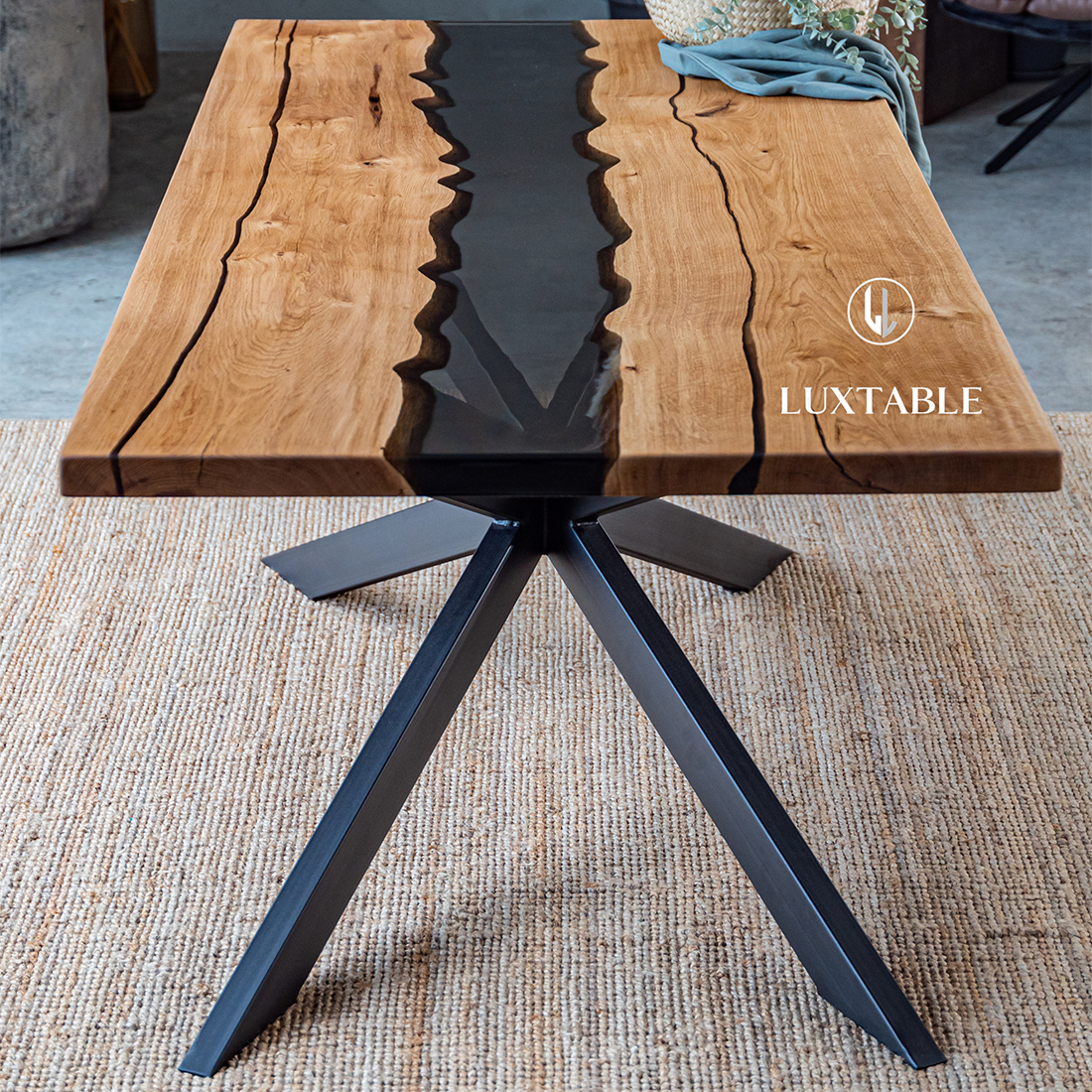 Epoxidharz Tische Alagoas aus europäischem Nussbaum und hellblauem Epoxidharz mit Metallic Effekt