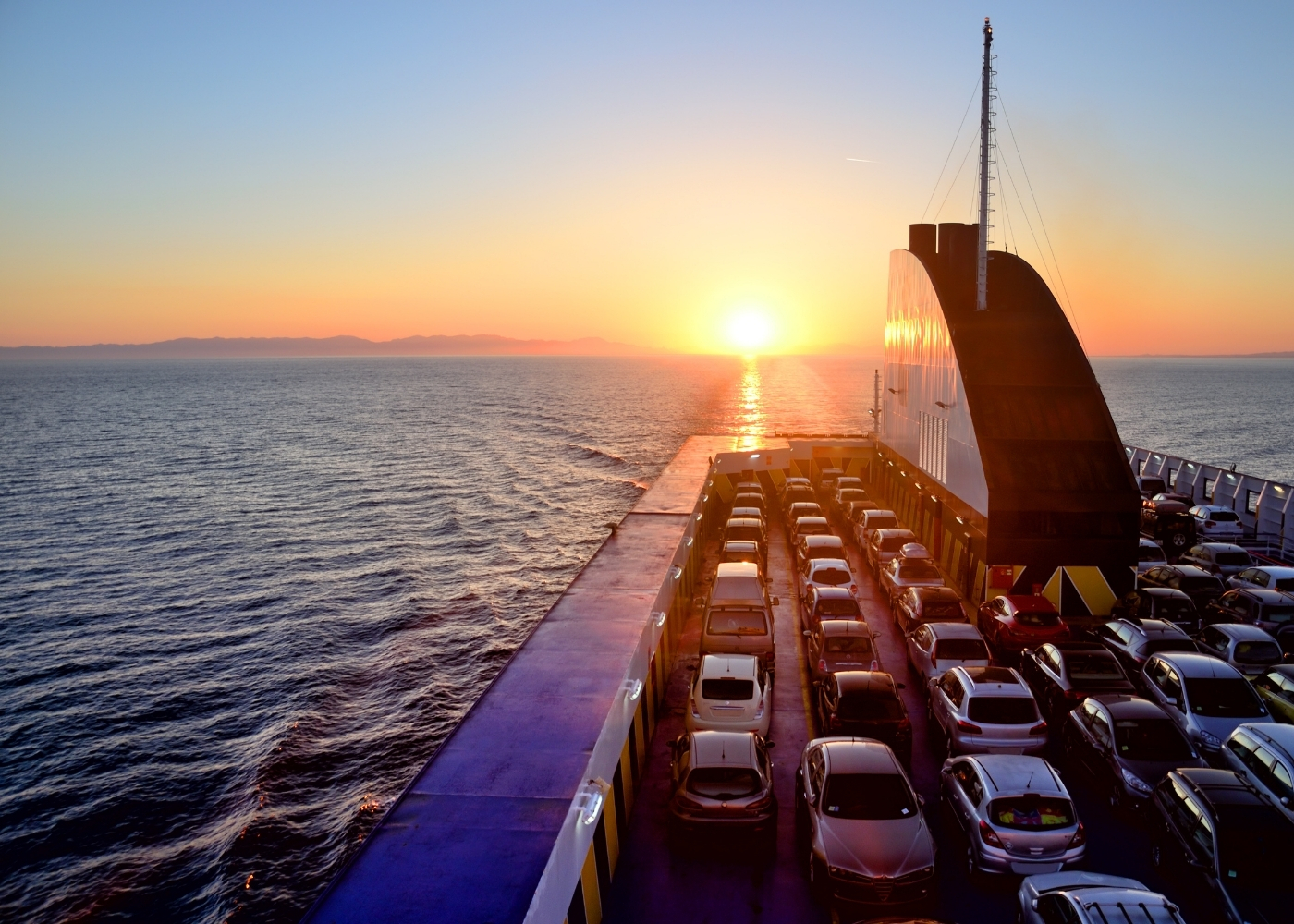 Паром с автомобилями в море на закате, переправа из Турции на Северный Кипр