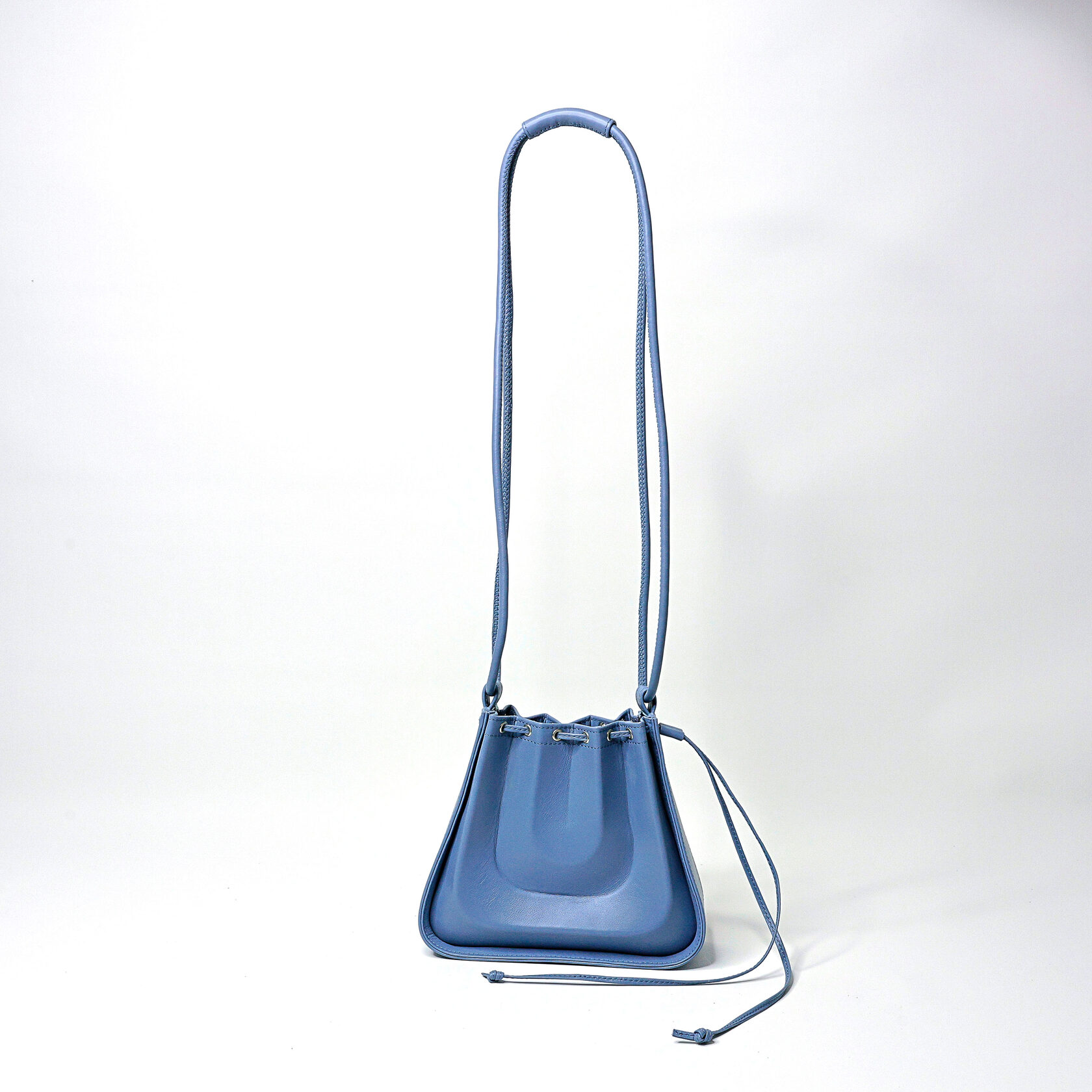 дизайнерская сумка Drift mini архитектурной формы голубого цвета из натуральной кожи премиум качества