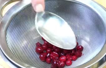 Приготовление манных биточков на сковороде: шаг 3