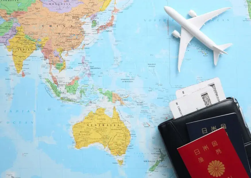 Путешественники в аэропорту - иллюстрация