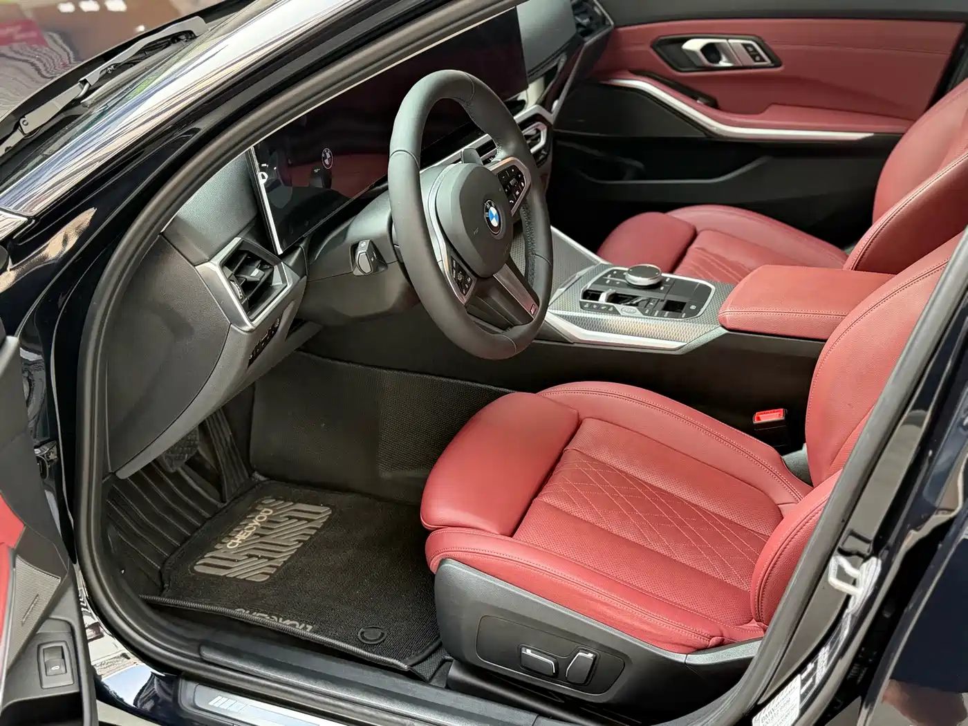 BMW 325Li G28 2023 xDrive M Sport Package — красное водительское сиденье, руль и центральная консоль