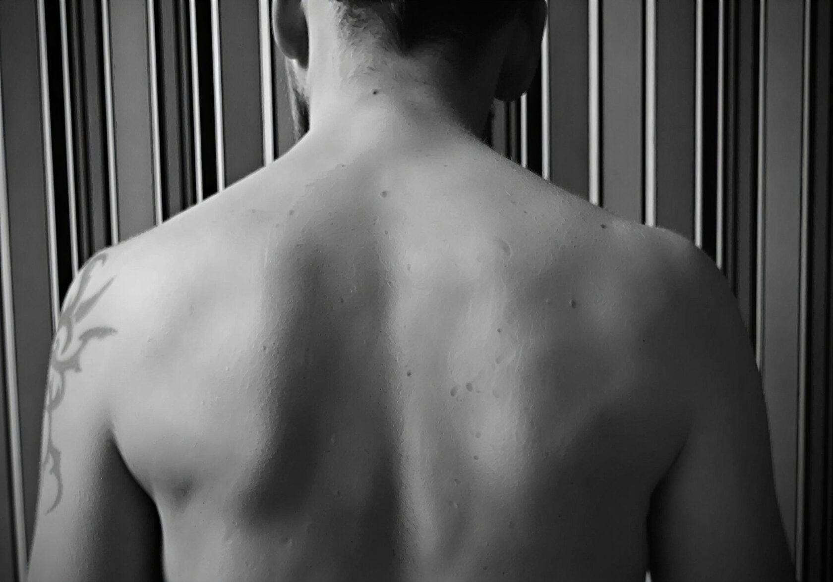 Мужская спина, шея и затылок. Фрагмент тела как карта мышечного напряжения и памяти. Иллюстрация к статье о соматике и языке телесных ощущений