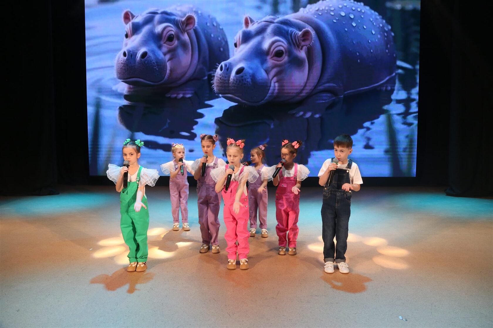 Младший вокальный ансамбль Stage на сцене