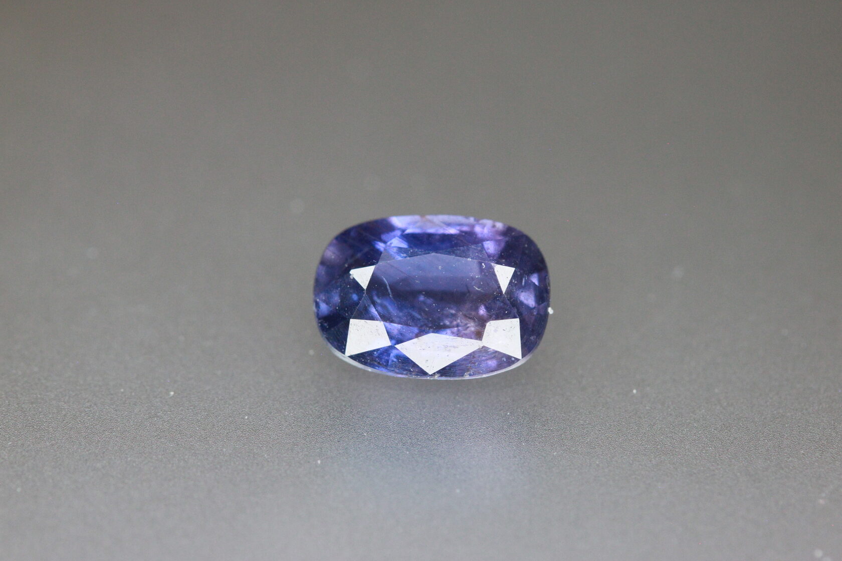 Сапфир с александритовым эффектом