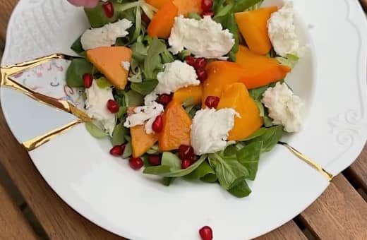 Приготовление салата с хурмой, сыром моцарелла и рукколой: шаг 4