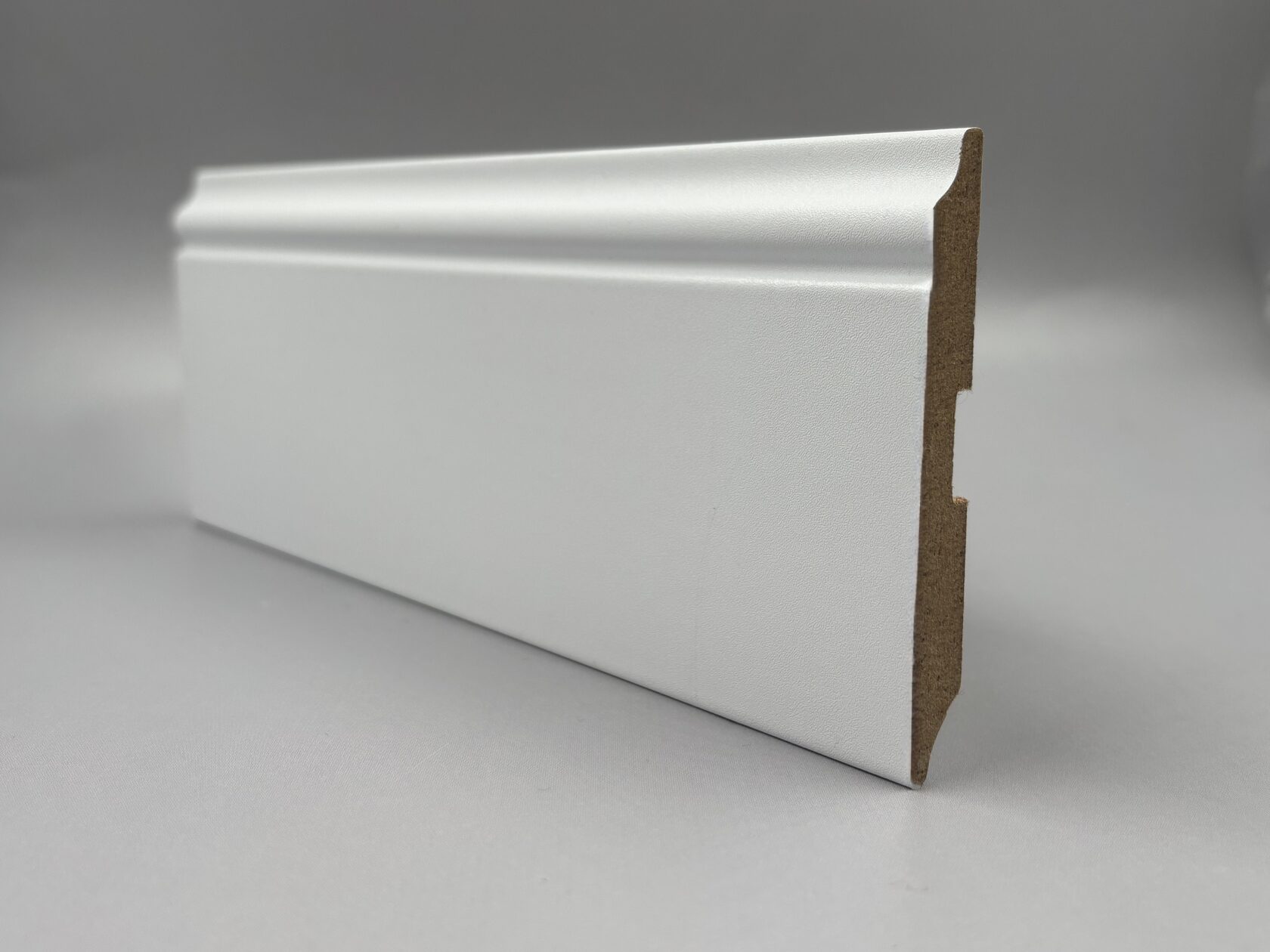 Плинтус тонкий МДФ классический белый под покраску в Санкт-Петербурге (СПб)
