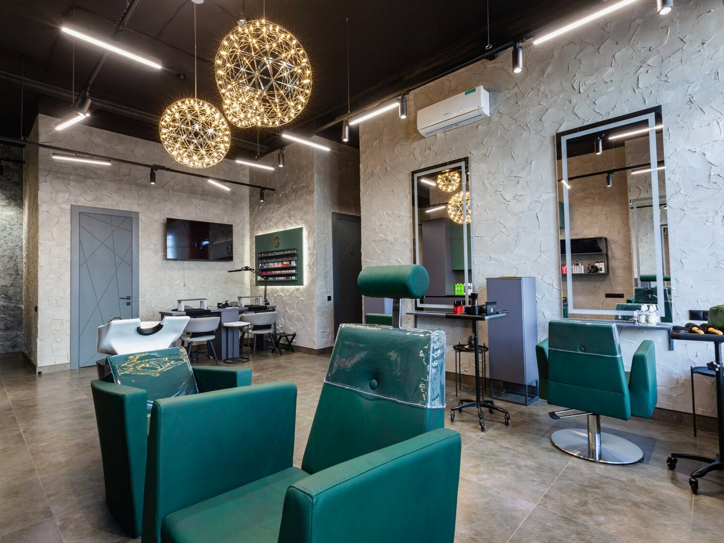 интерьер салон красоты The ВАНЯ в золотых и зеленых оттенках