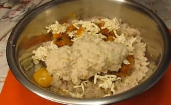 Приготовление сочных котлет из хека на сковороде: шаг 9