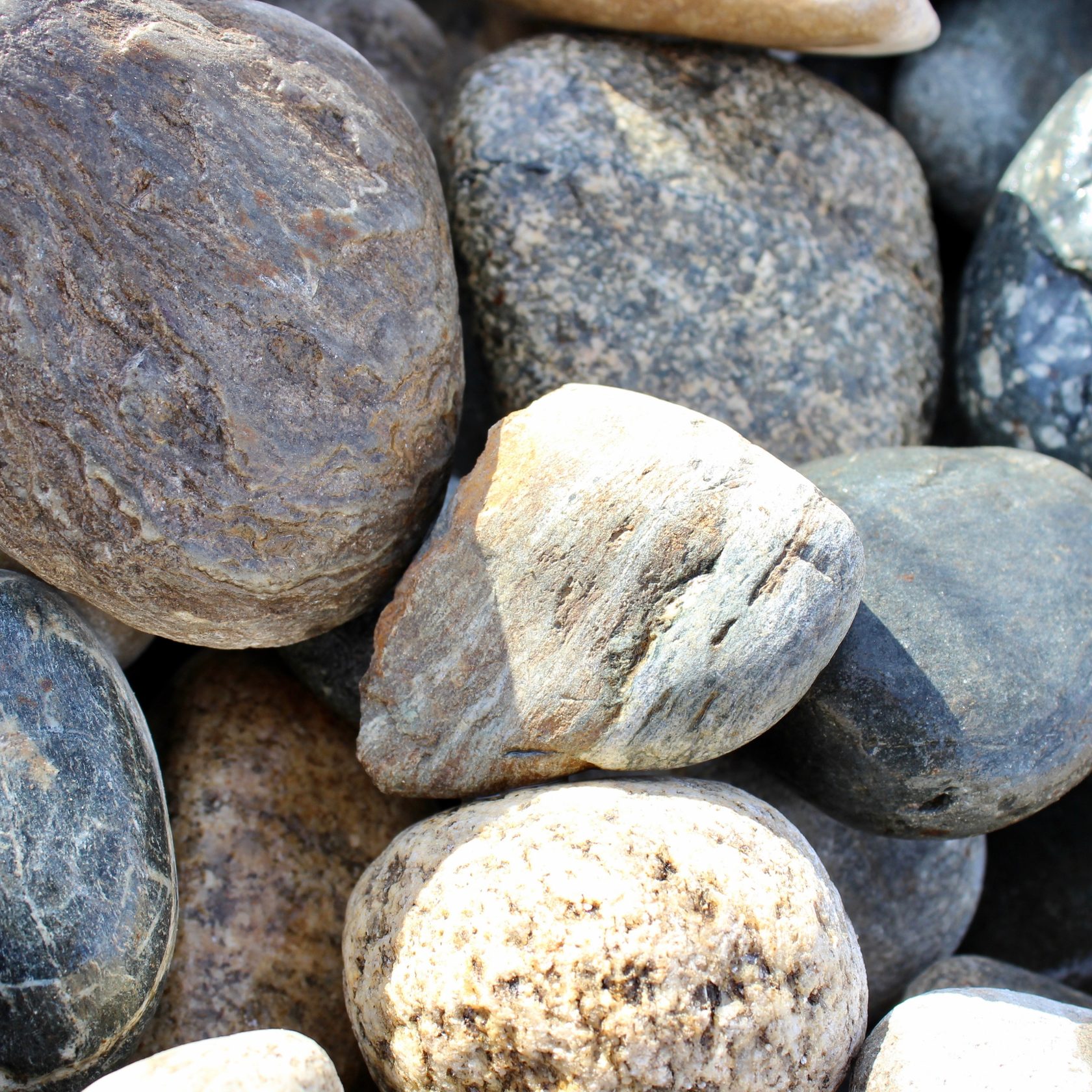 Камни природной формы. Природный камень. Камень глыба. Камень обычный. Крупные галька булыжник.