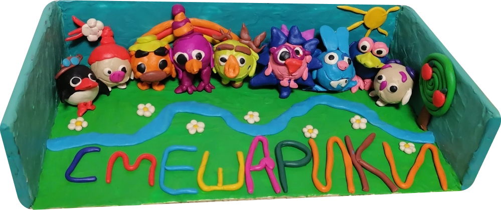 Фигурки смешариков вылепленных из пластилина в коробке облепленной пластилином