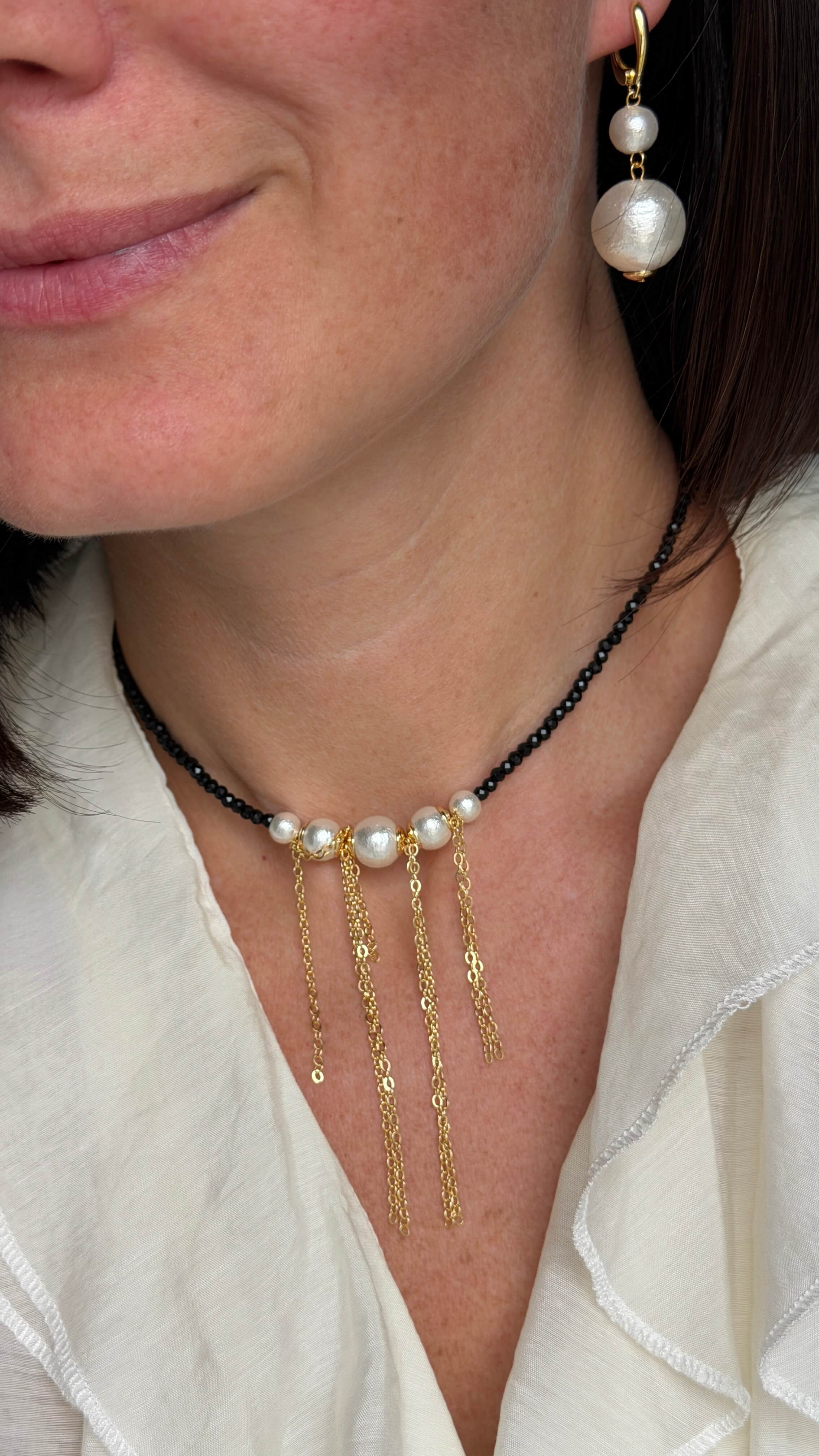 Колье и серьги из мини-курса на модели крупным планом