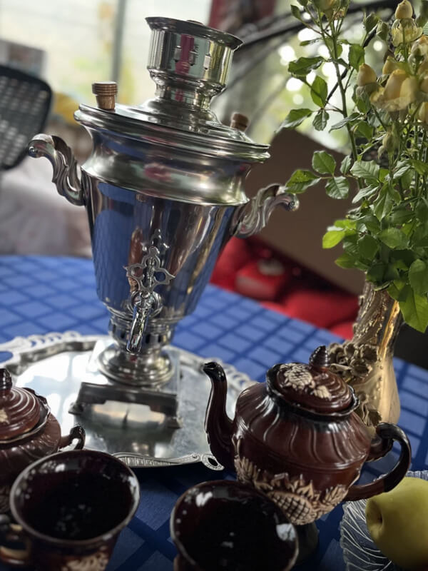 Самовар Стольник с чайным сервизом