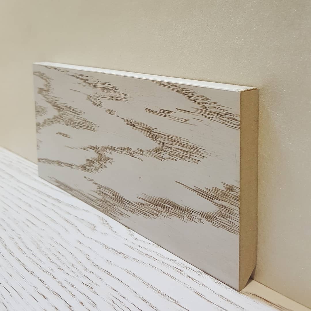 Плинтус, выполненный из шпонированного материала, отличается легкостью и современным стилем, эффектно выделяясь на фоне стен.