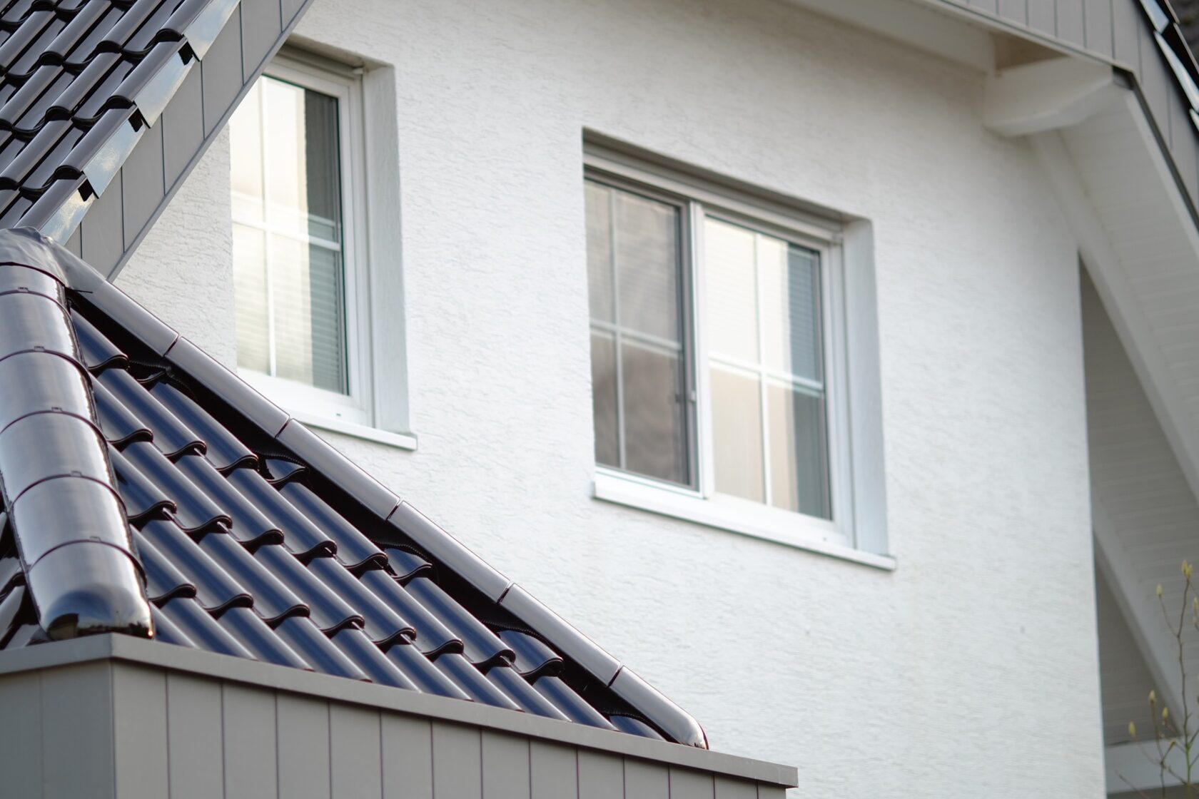 Летний уход за окнами: как сохранить прохладу и комфорт?