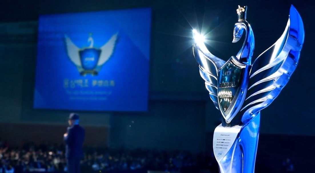 Atomy Logo und Darstellung von Produkten, die hochwertige Nahrungsergänzungsmittel, Kosmetika und Haushaltsartikel umfassen, die durch innovative Geschäftsstrategien und transparente Preismodelle weltweit erfolgreich verkauft werden.