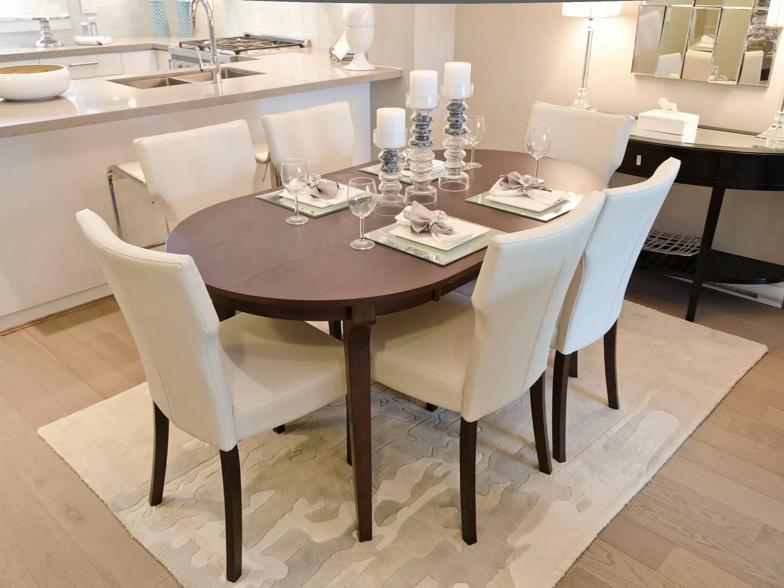 Стол кухонный коричневый. Круглый стол в интерьере. Овальный стол на кухню. Круглый стол на кухню. Круглый стол в интерьере кухни.