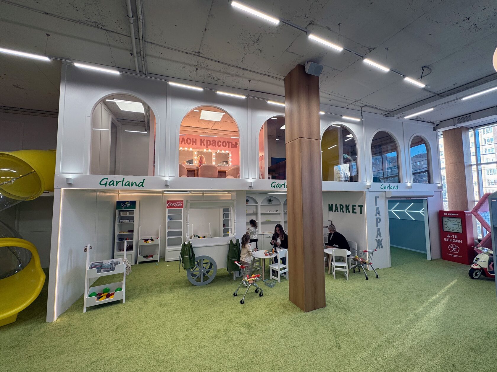 Игровой домик в помещении для коммерческого пространства