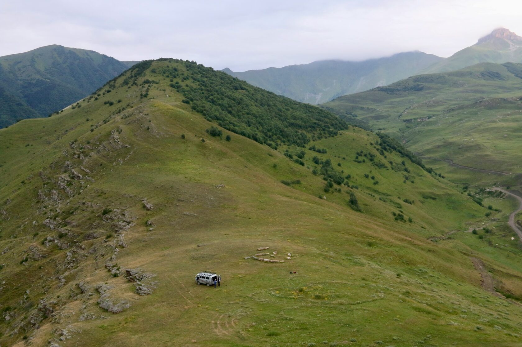 Внедорожник в горах