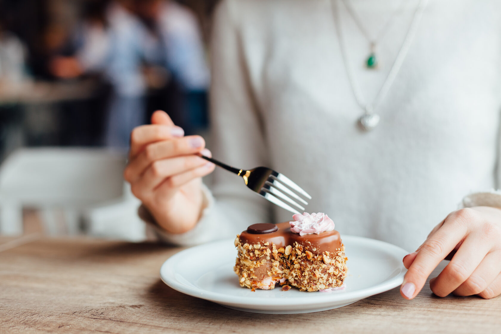 Have cake and eat it перевод. Вкусняшки для людей. Вилкой едят тортик. Ресторан едят торт. Eat Dessert.