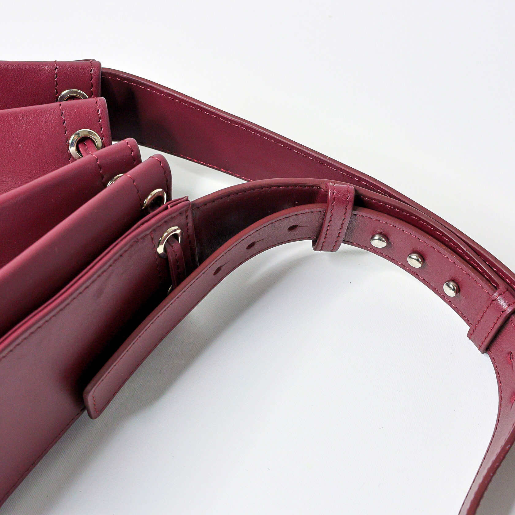 дизайнерская сумка Drift архитектурной формы бордового цвета из натуральной кожи премиум качества