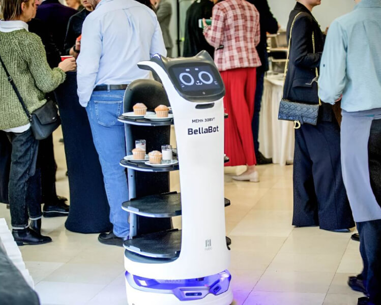 Сервисный робот BellaBot везёт room-service в отеле