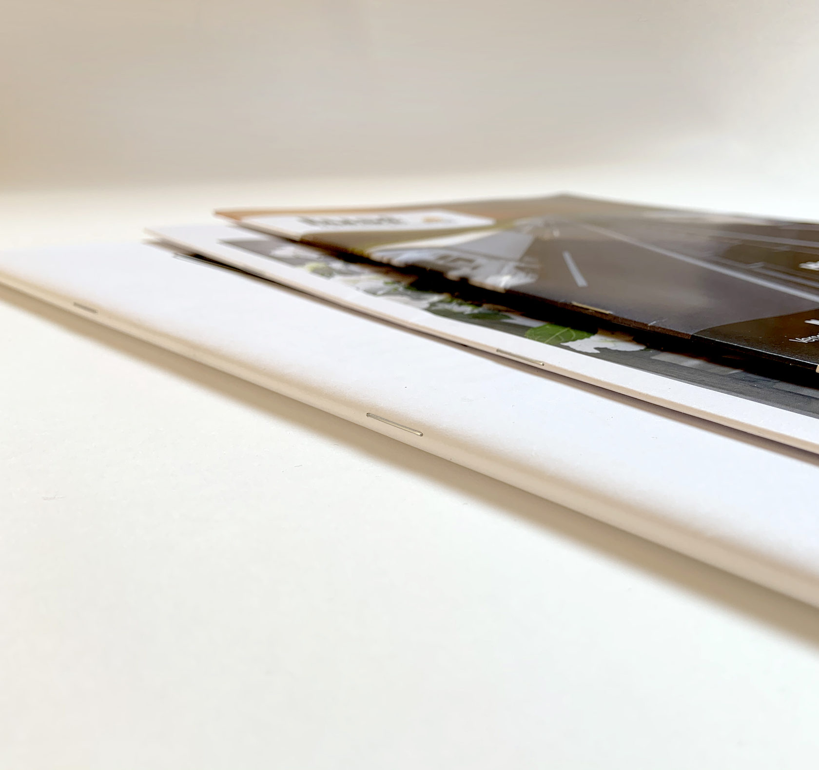 Aan de rug geniet brochures op een stapel