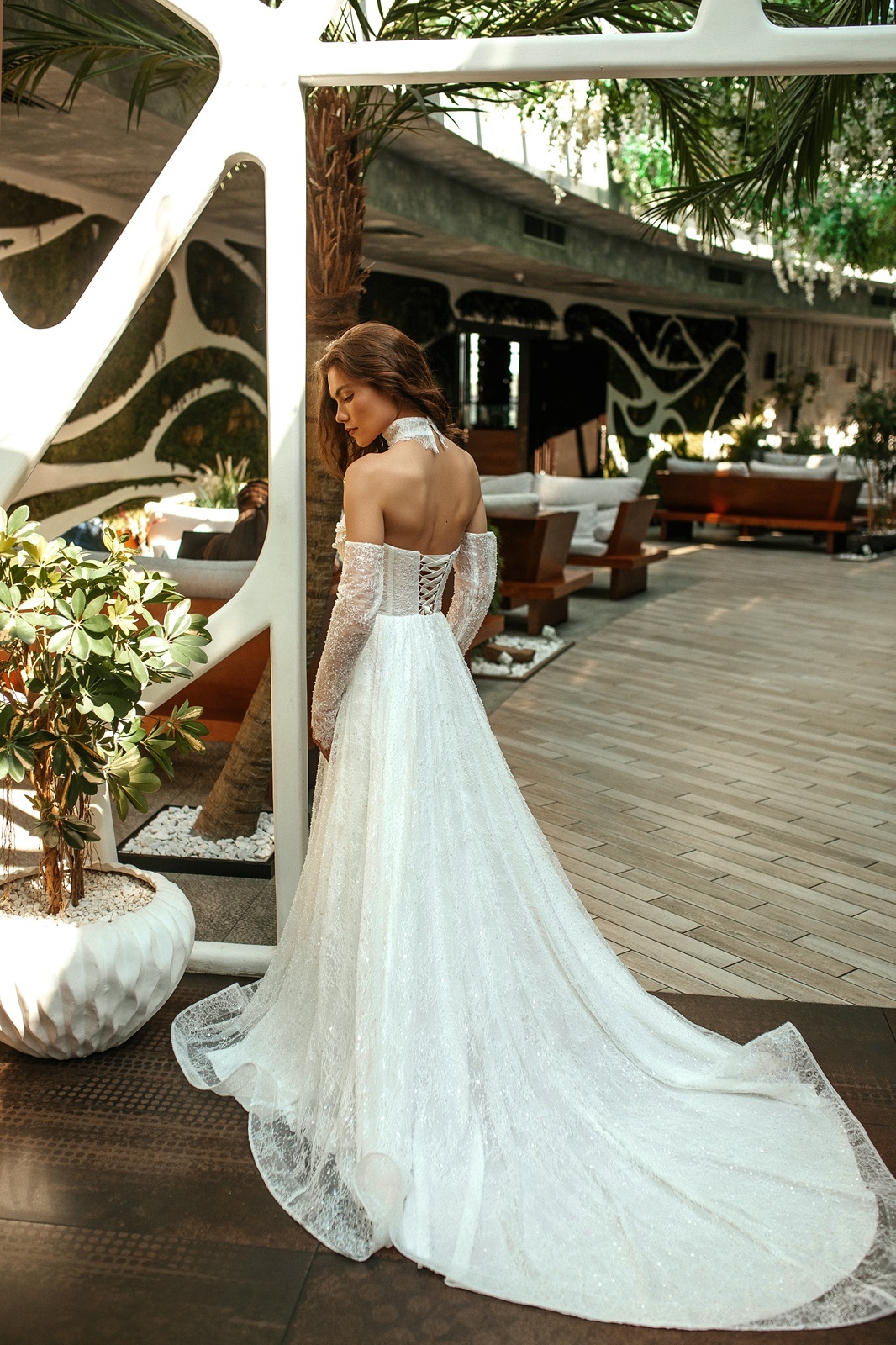 Свадебное платье сияющее со шлейфом в прокат Батайск