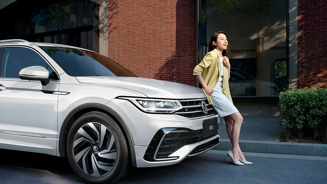 Volkswagen Tiguan L у здания