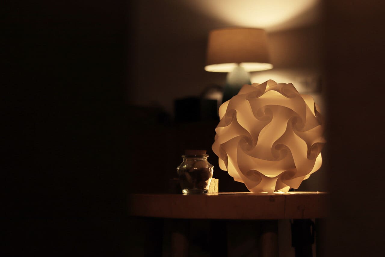 Тёплый свет лампы-конструктора Puzzle Lamp в тёмной комнате