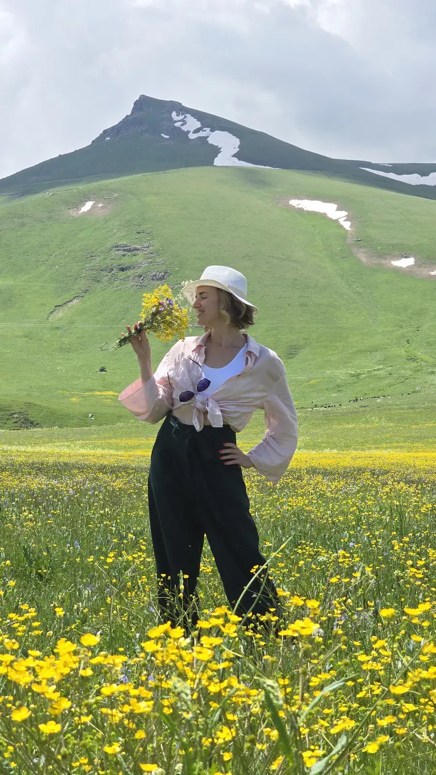 Алёна с букетом на цветущем лугу