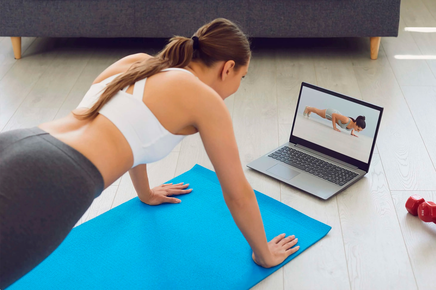 Йога онлайн дома, девушка на коврике