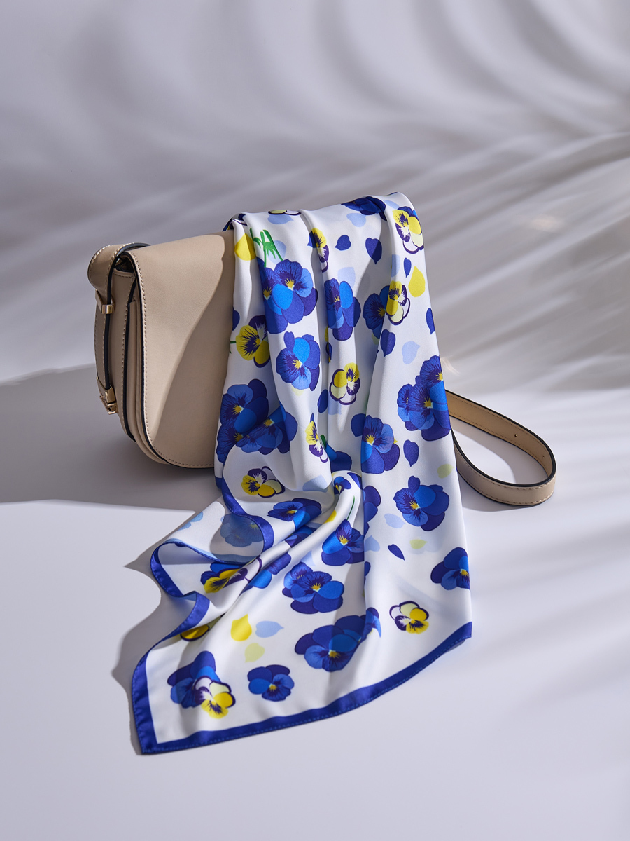 платок лежит на сумке студийная съемка