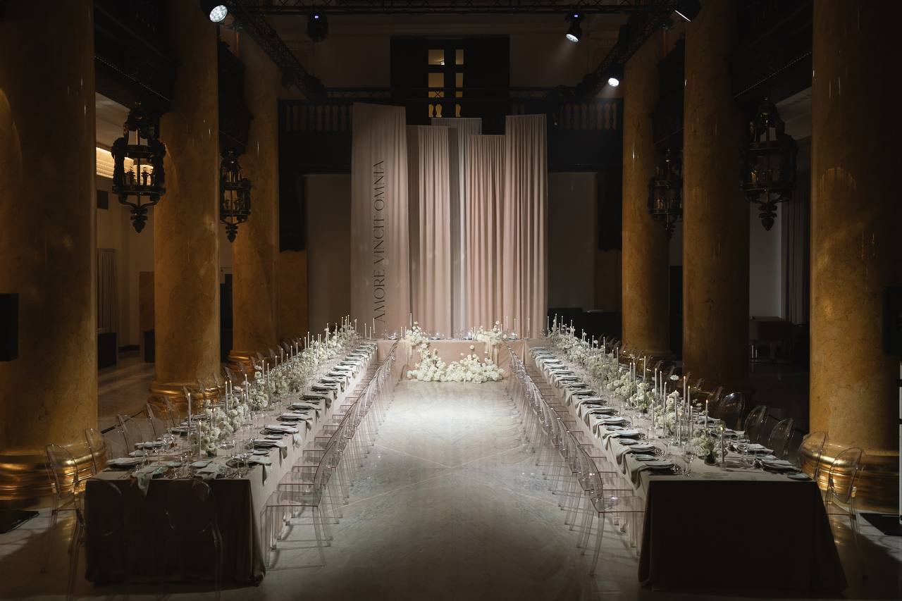 Свадебный декор в классическом зале — организация свадьбы с длинным банкетным столом и цветочным оформлением