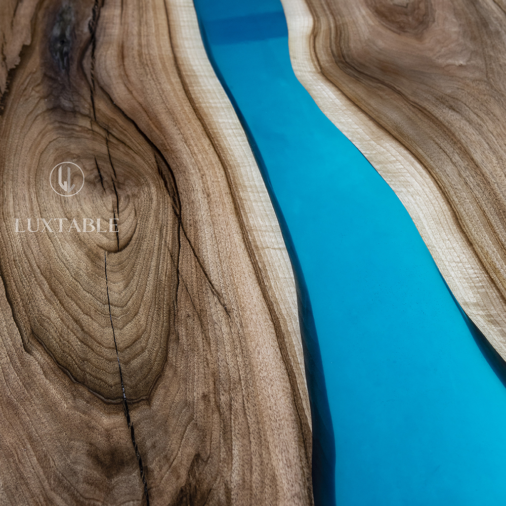 Epoxidharz Tische Alagoas aus europäischem Nussbaum und hellblauem Epoxidharz mit Metallic Effekt