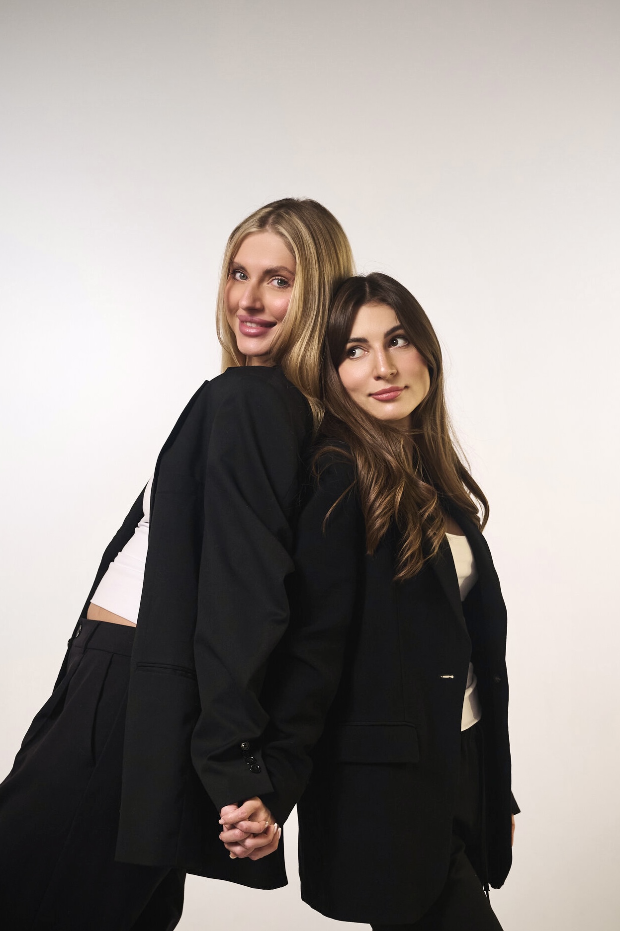 Парный lifestyle-кадр в зале Pearl