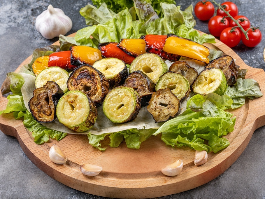 Сет с запечёнными овощами, салатом и зеленью