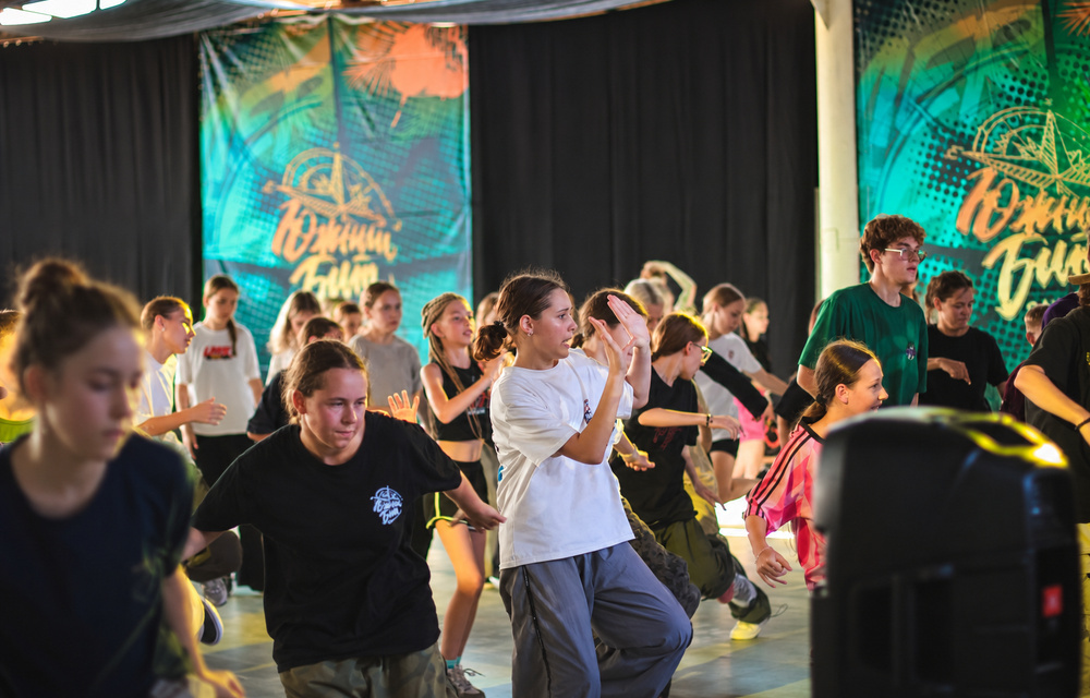 Зимние сборы: занятие в зале с баннерами Южного Бита