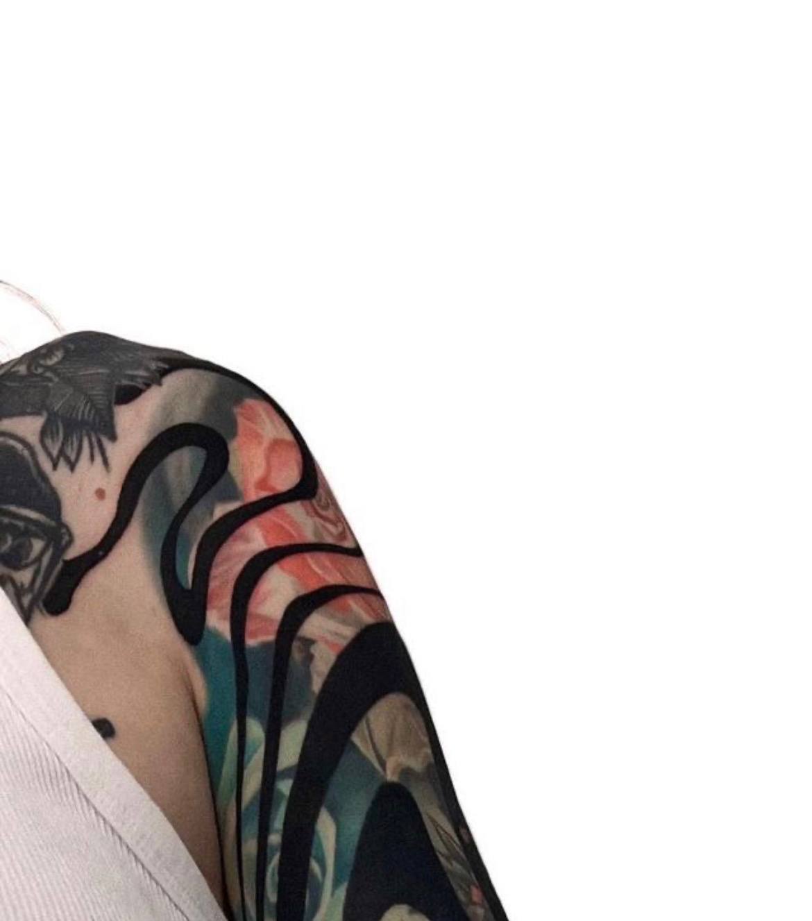 Многослойная татуировка Blast Over на коже