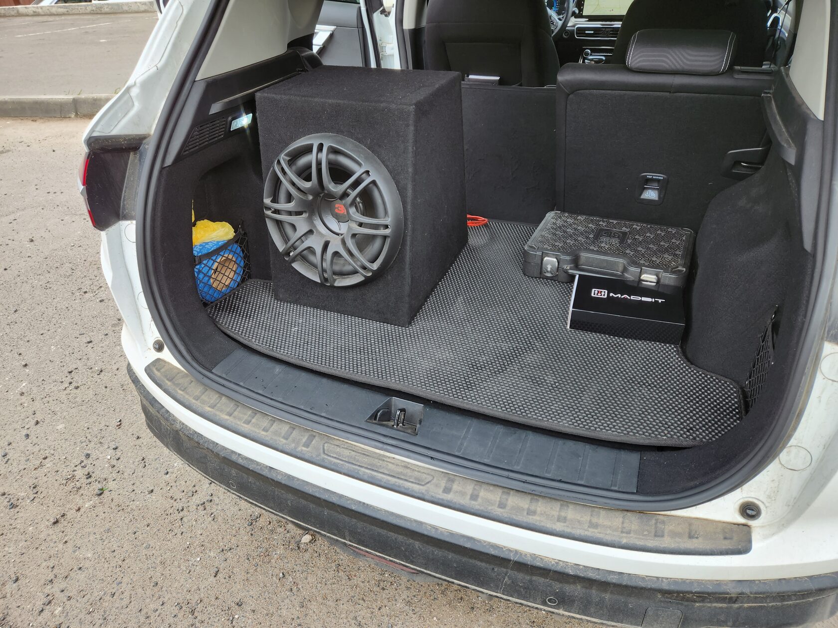 установка сабвуфера Geely Coolray
