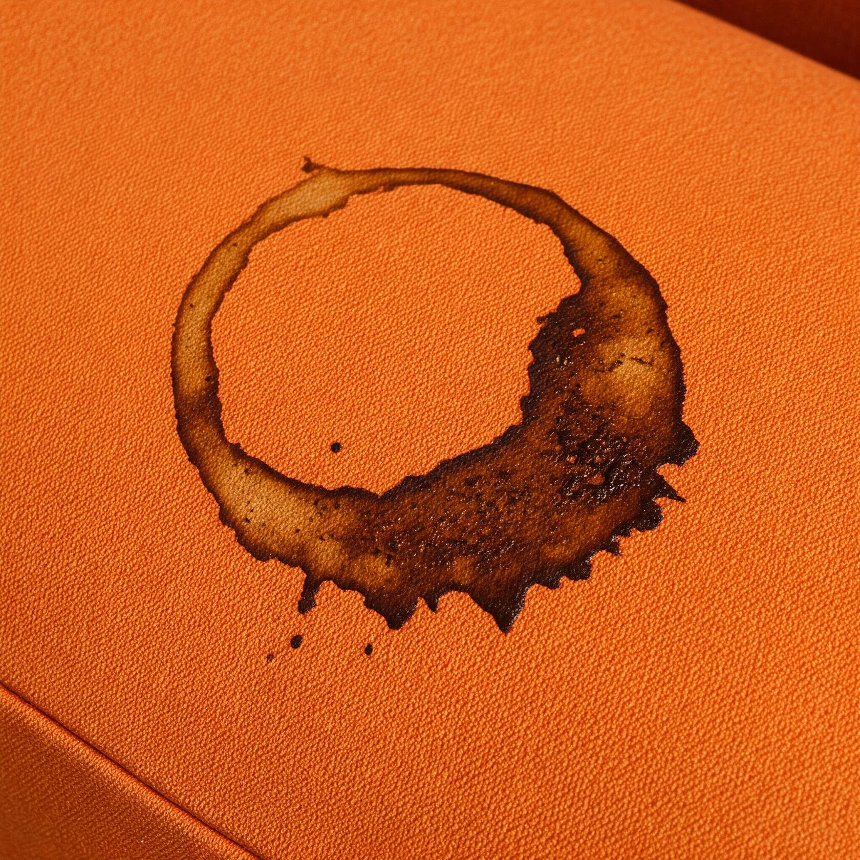 Засохшее пятно на диване / BeeClean24