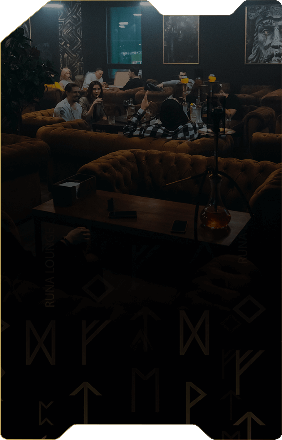 Компания друзей курит кальяны и смотрят трансляцию матча