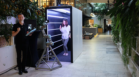 Glambot и неоновый туннель