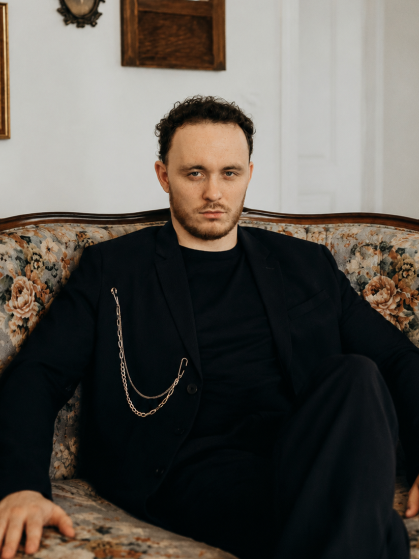 Я AI Creative Designer, который строит production-процессы вокруг современных генеративных технологий. Работаю с AI-видео, AI-графикой, брендингом и автоматизацией создания контента. Люблю быстро тестировать новые инструменты, выстраивать эффективные workflow и создавать визуал, который решает бизнес-задачи. Сейчас открыт к работе в сильной команде или AI-стартапе.