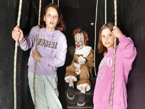 фото парня и девушки на романтическом свидании в публичном месте