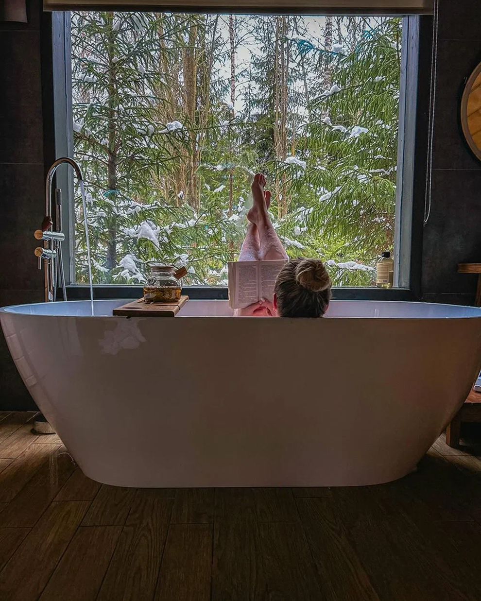 Уединённый отдых в лесу в треугольных домиках